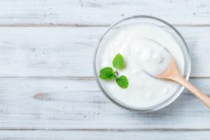 ヨーグルトは夜に食べると効果大！朝夜両方食べてみてわかったこと