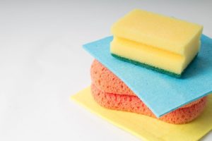 セリアの｢キッチンスポンジトング｣がSNSで話題 無印との違いは？